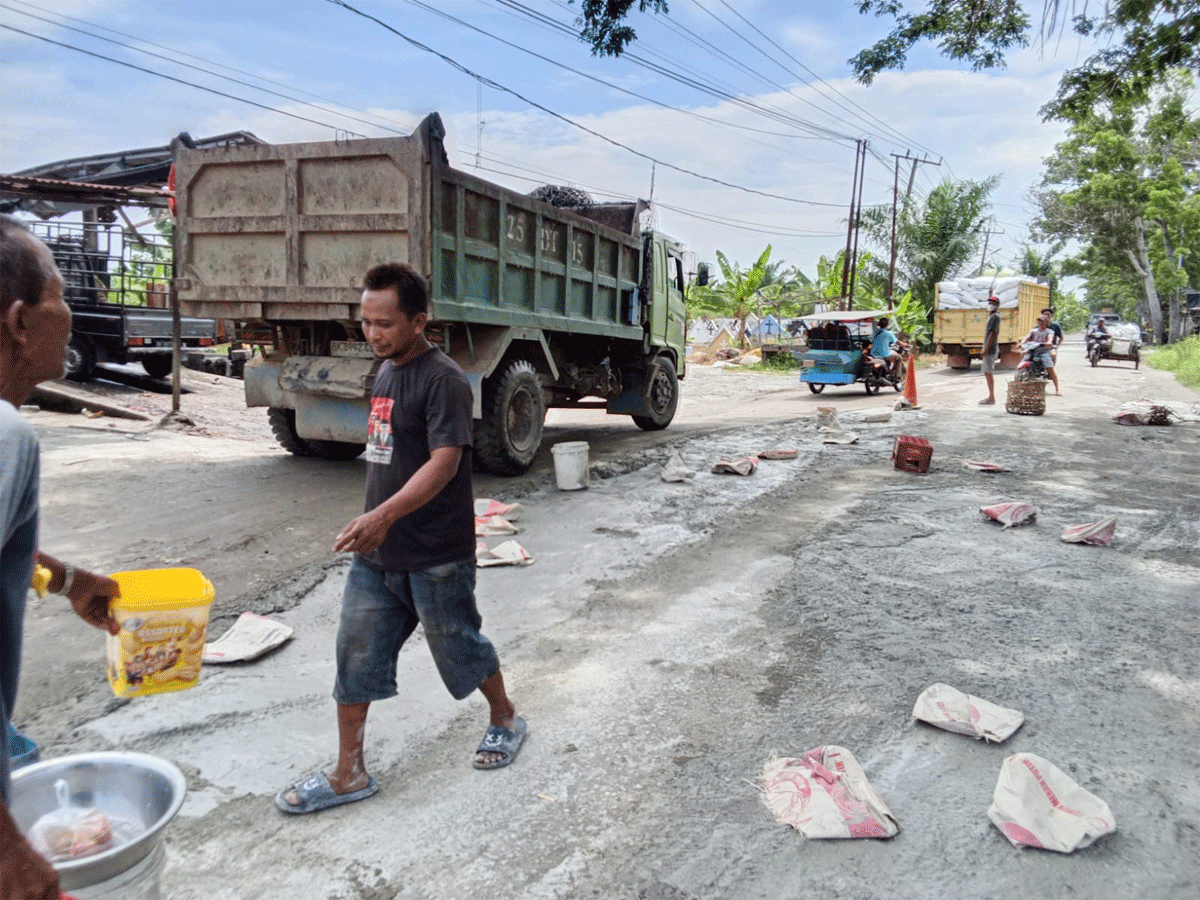Warga perbaiki jalan yang rusak di Kampung Pala, Kabupaten Sergai.