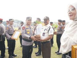 Kapolda Herry Heryawan Berikan Penghargaan pada Satpam UIN Suska Riau