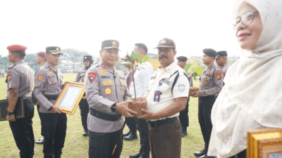 Kapolda Riau Berikan Penghargaan pada Satpam UIN Suska Riau