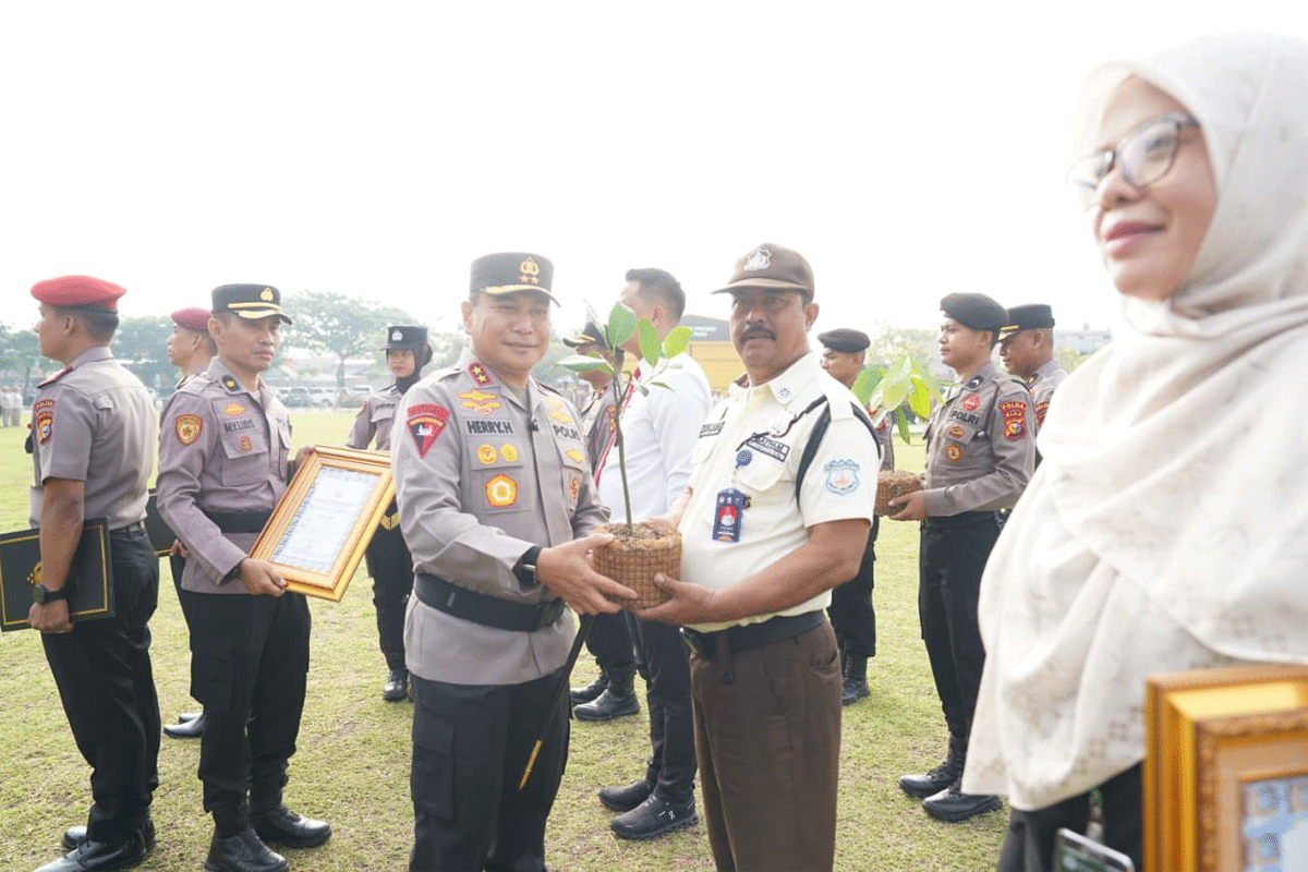 Kapolda Riau Berikan Penghargaan pada Satpam UIN Suska Riau