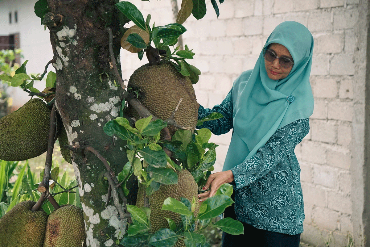 Anggota PKK dan buah nangka yang tinggal dipanen