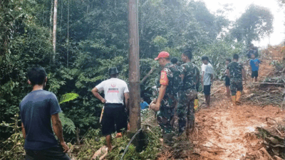 Pembersihan material longsor akibat hujan deras di Dharmasraya.