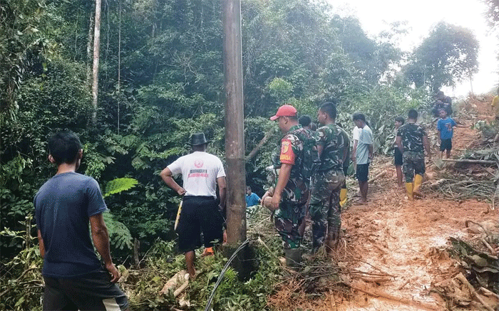 Pembersihan material longsor akibat hujan deras di Dharmasraya.