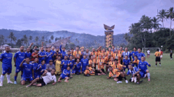 Foto bersama usai pertandingan bola di Lapangan Bancau, Solok Selatan.