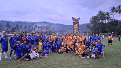 Foto bersama usai pertandingan bola di Lapangan Bancau, Solok Selatan.