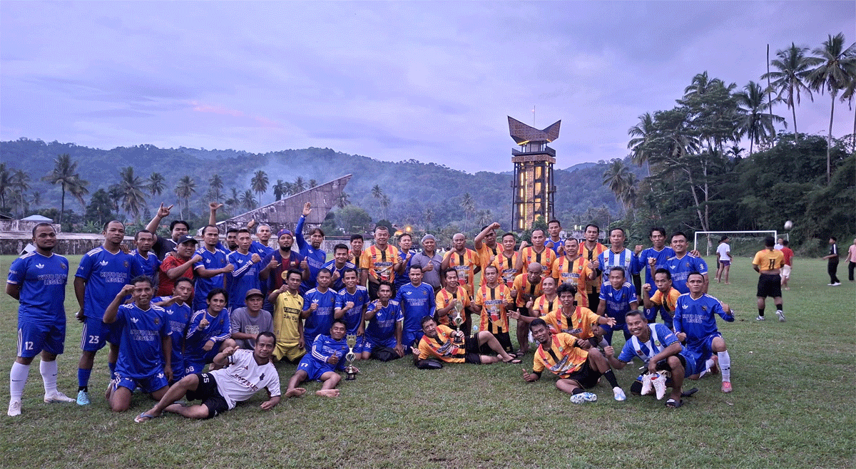 Foto bersama usai pertandingan bola di Lapangan Bancau, Solok Selatan.