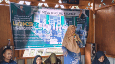 Pengurus beserta anggota Organisasi Siswa Intra Madrasah (OSIM) MTsN 6 Solok Selatan dibekali ilmu kepemimpinan dasar.