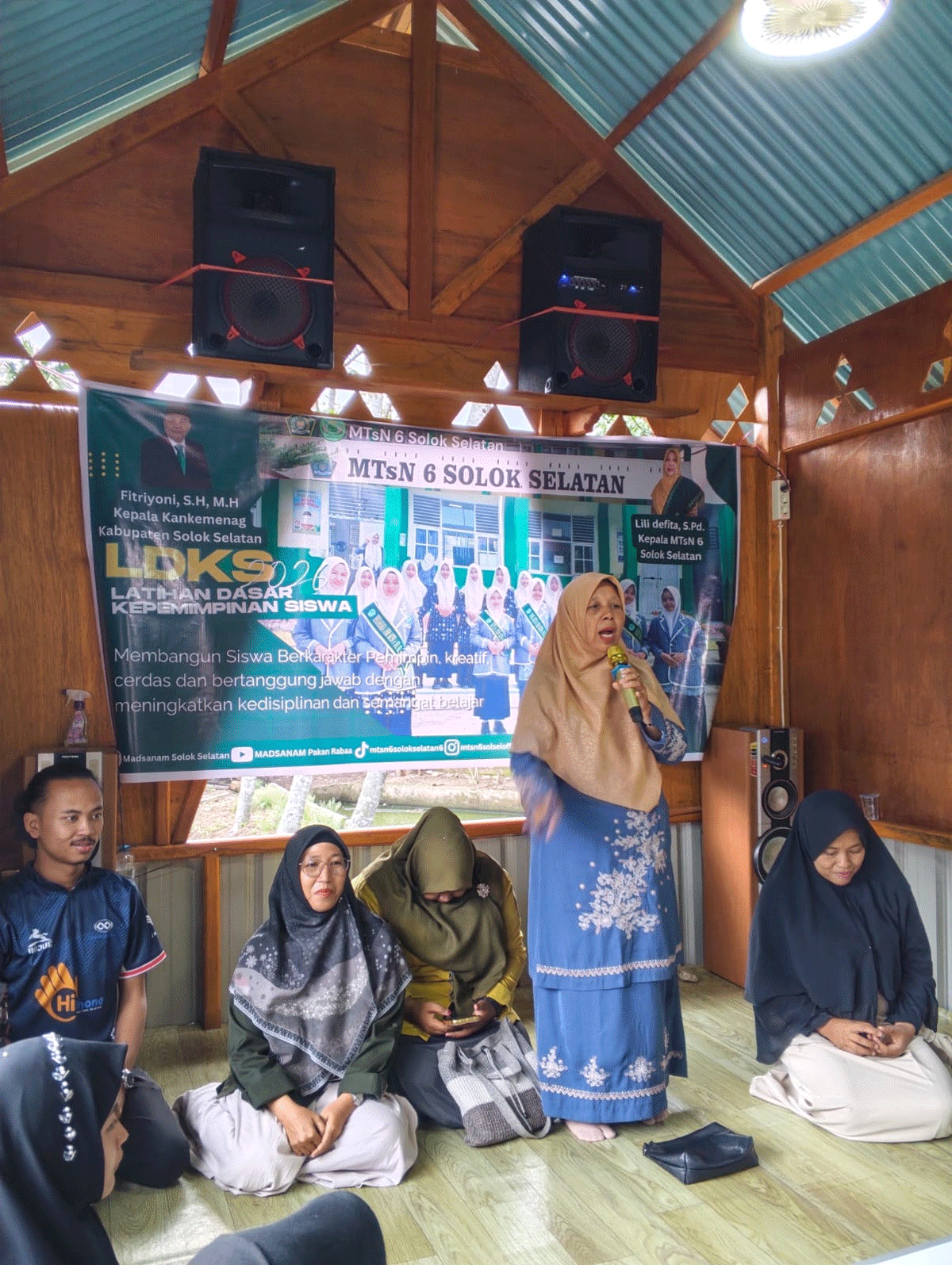 Pengurus beserta anggota Organisasi Siswa Intra Madrasah (OSIM) MTsN 6 Solok Selatan dibekali ilmu kepemimpinan dasar.