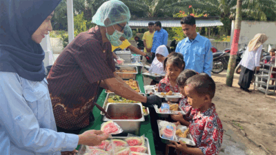 Murid SD antusias makan prasmanan