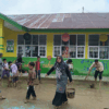 Bersihkan Sisa Banjir, Warga Madrasah 1 Solok Selatan Awali Hari dengan Gotong Royong