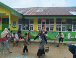 Bersihkan Sisa Banjir, Warga Madrasah 1 Solok Selatan Awali Hari dengan Gotong Royong