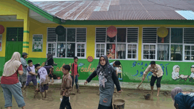 Warga MIN 1 Solok Selatan gotong royong pascabanjir.
