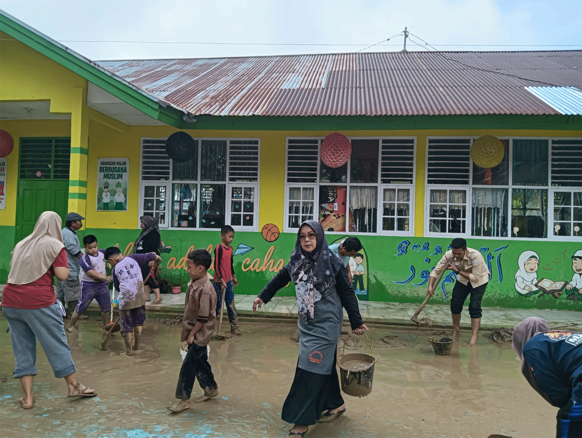 Warga MIN 1 Solok Selatan gotong royong pascabanjir.