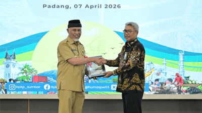 Gubernur Mahyeldi menerima laporan eksekutif daerah (LED) semester II/2025 dari BPKP Perwakilan Sumbar. (Biro Adpim)