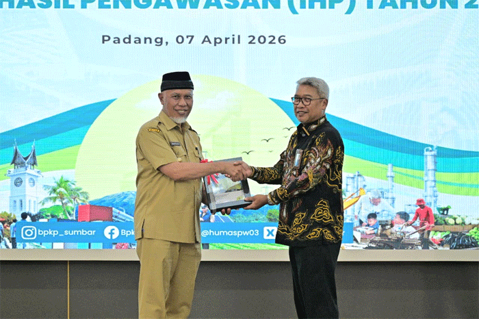 Gubernur Mahyeldi menerima laporan eksekutif daerah (LED) semester II/2025 dari BPKP Perwakilan Sumbar. (Biro Adpim)