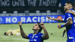 Pemain Persib selebrasi usai cetak gol ke gawang lawan.