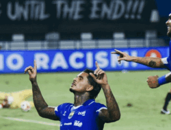 Persib Makin Kokoh di Puncak Klasemen, Semen Padang FC Tertahan di Zona Degradasi