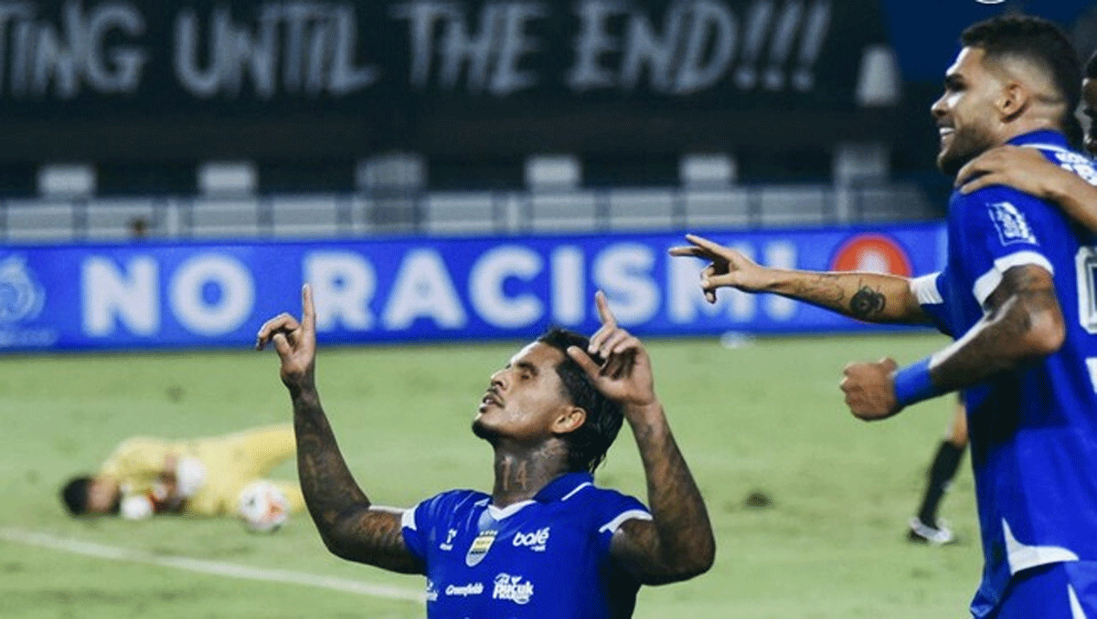 Pemain Persib selebrasi usai cetak gol ke gawang lawan.
