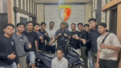 Petugas bersama terduga pelaku curanmor yang berhasil diamankan.