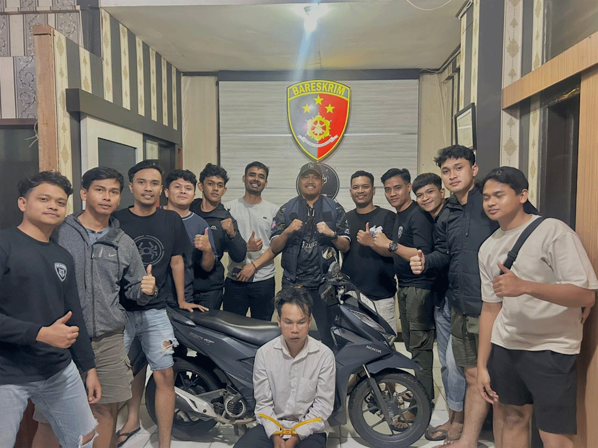 Petugas bersama terduga pelaku curanmor yang berhasil diamankan.