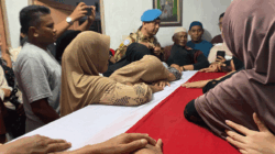 Suasana duka menyelimuti kediaman keluarga Kopda Anumerta Rico Pramudia di Dusun VII, Desa Martebing, Kecamatan Dolok Masihul, Kabupaten Serdang Bedagai (Sergai), Selasa (28/4/2026) malam.