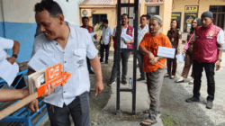 Satuan Reskrim Polres Serdang Bedagai (Sergai) menggelar rekonstruksi kasus pembunuhan dan penganiayaan yang menewaskan Irfan Barus (36), Rabu (15/4/2026).