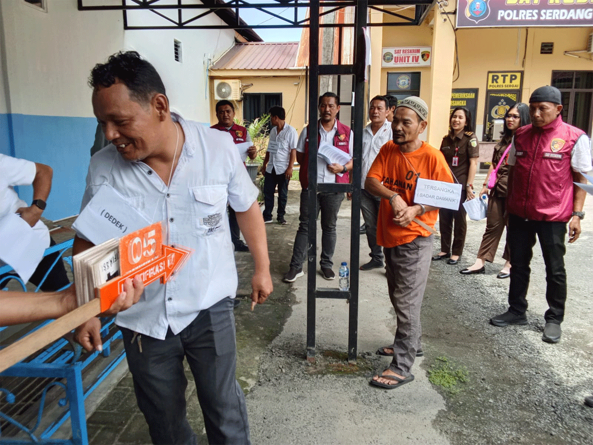 Satuan Reskrim Polres Serdang Bedagai (Sergai) menggelar rekonstruksi kasus pembunuhan dan penganiayaan yang menewaskan Irfan Barus (36), Rabu (15/4/2026).