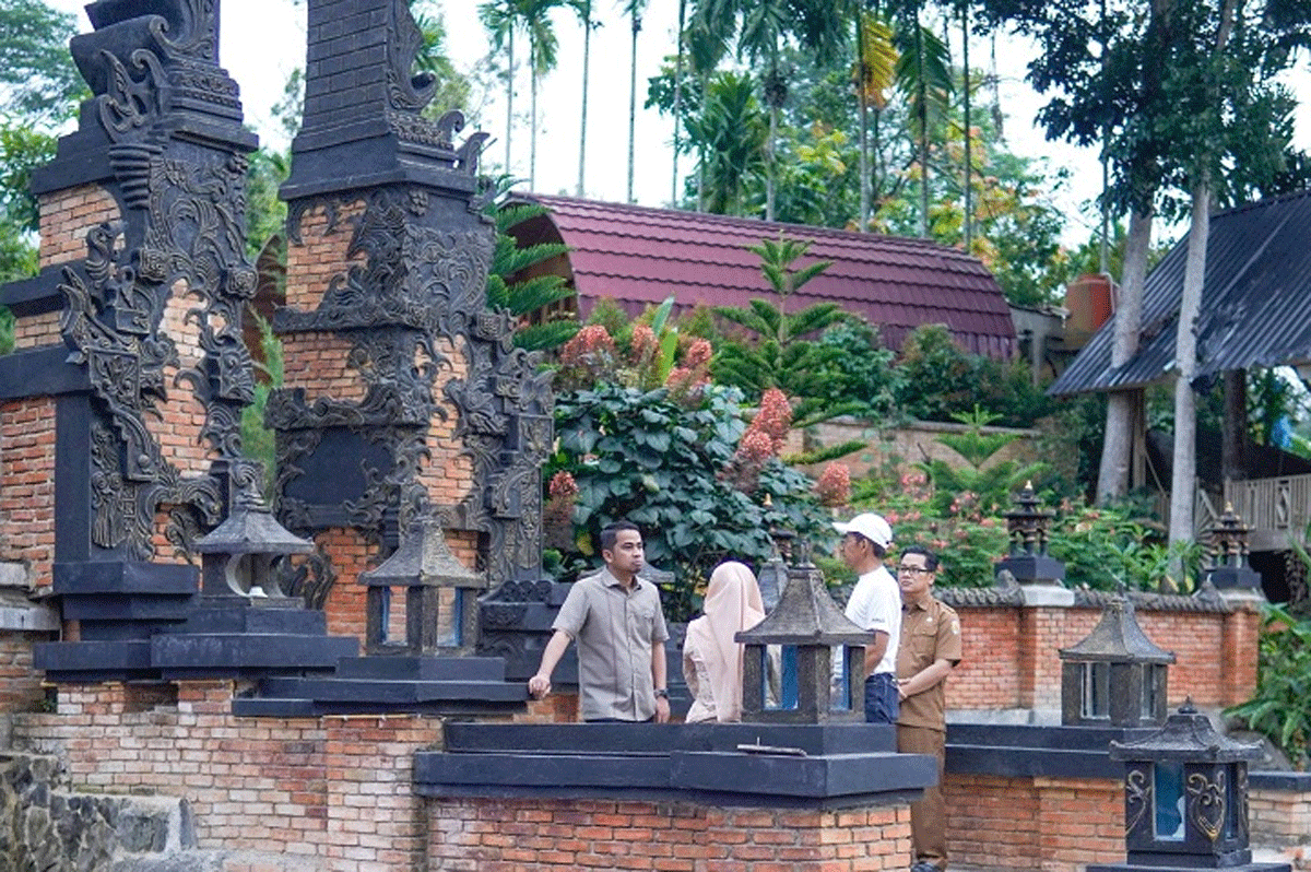 Restoran di Kota Solok dengan konsep bagai di Bali.