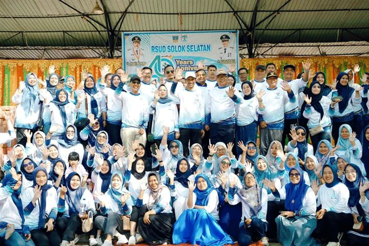 Wakil Bupati Yulian Efi bersama keluarga besar RSUD Solok Selatan