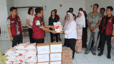 Penyerahan bantuan yang diterima pengurus rumah singgah