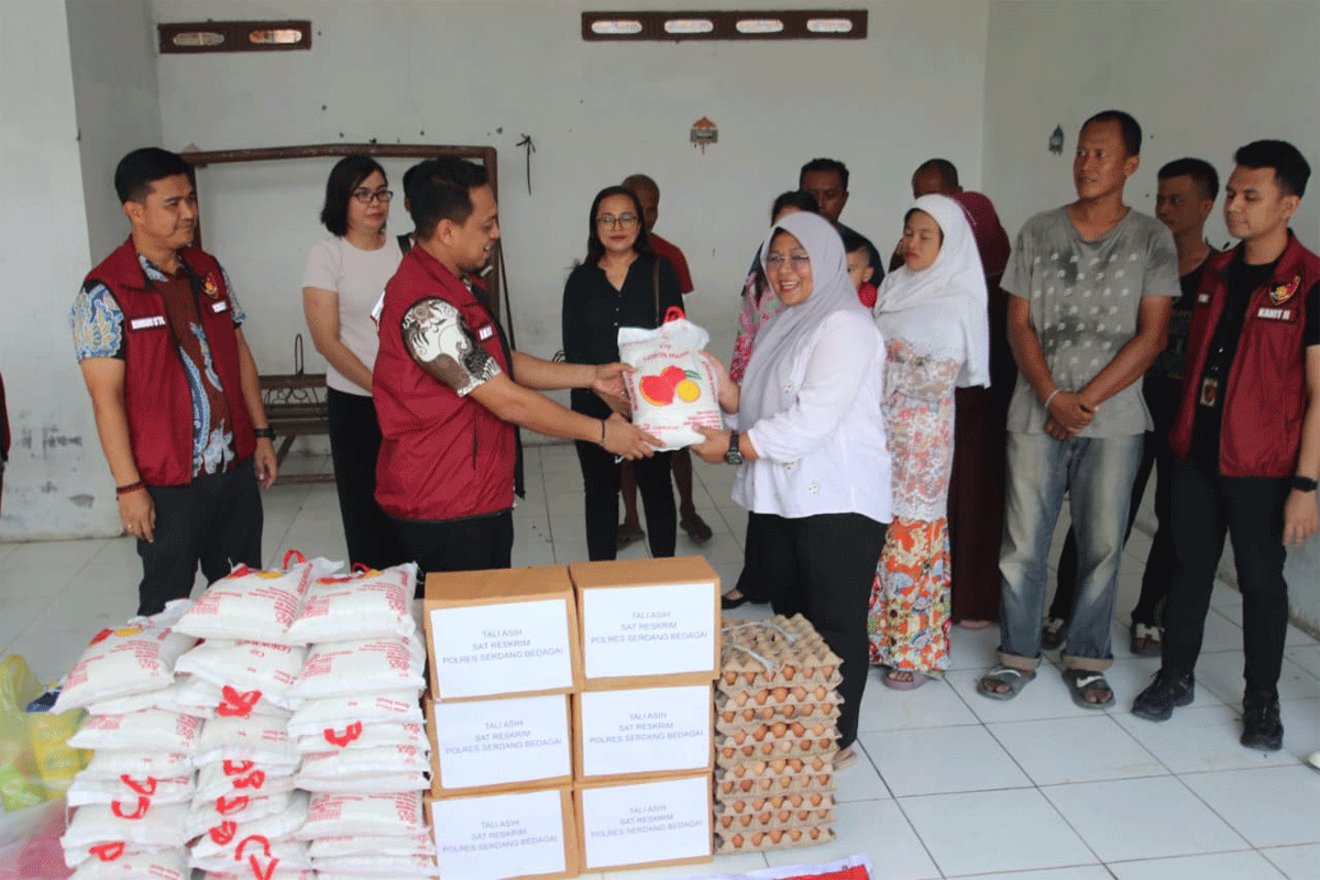Penyerahan bantuan yang diterima pengurus rumah singgah
