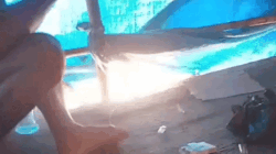 Pekerja dompeng tanpa izin lagi menikmati sabu-sabu di jam istirahat.