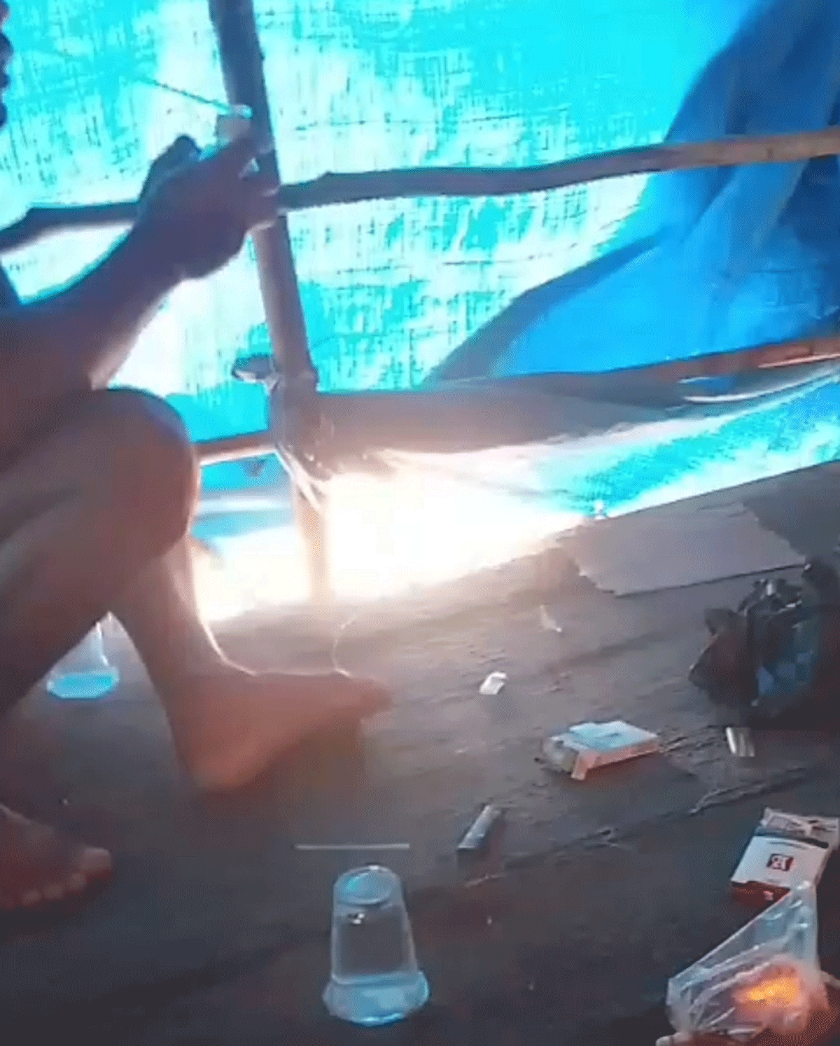 Pekerja dompeng tanpa izin lagi menikmati sabu-sabu di jam istirahat.