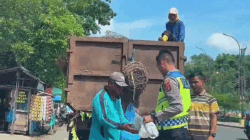 Personel Satlantas Polres Sijunjung berbagi dengan pengguna jalan.