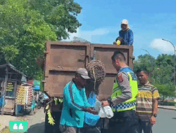 Jalin Kebersamaan, Personel Satlantas Polres Sijunjung Berbagi dengan Warga