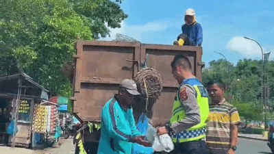 Personel Satlantas Polres Sijunjung berbagi dengan pengguna jalan.