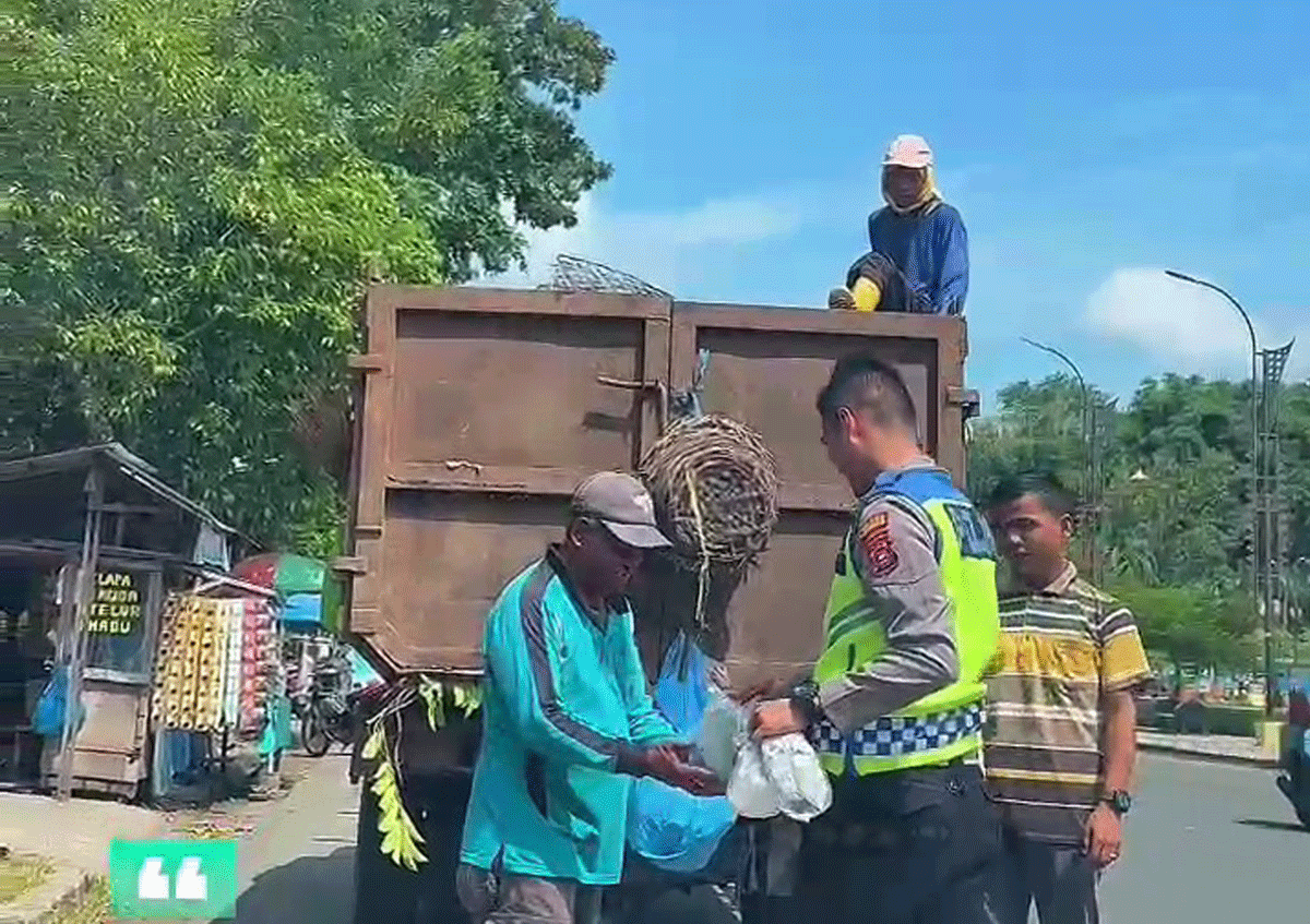 Personel Satlantas Polres Sijunjung berbagi dengan pengguna jalan.