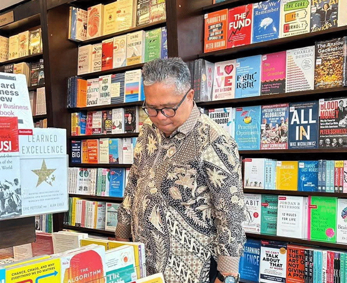 Sekda Solok Selatan yang gemar membaca