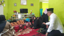 Sekda Solok Selatan melayat ke rumah duka dan sampaikan duka cita mendalam.