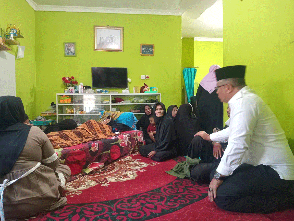 Sekda Solok Selatan melayat ke rumah duka dan sampaikan duka cita mendalam.