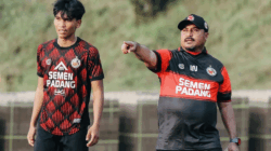 Pemain dan pelatih Semen Padang FC. (ileague.id0