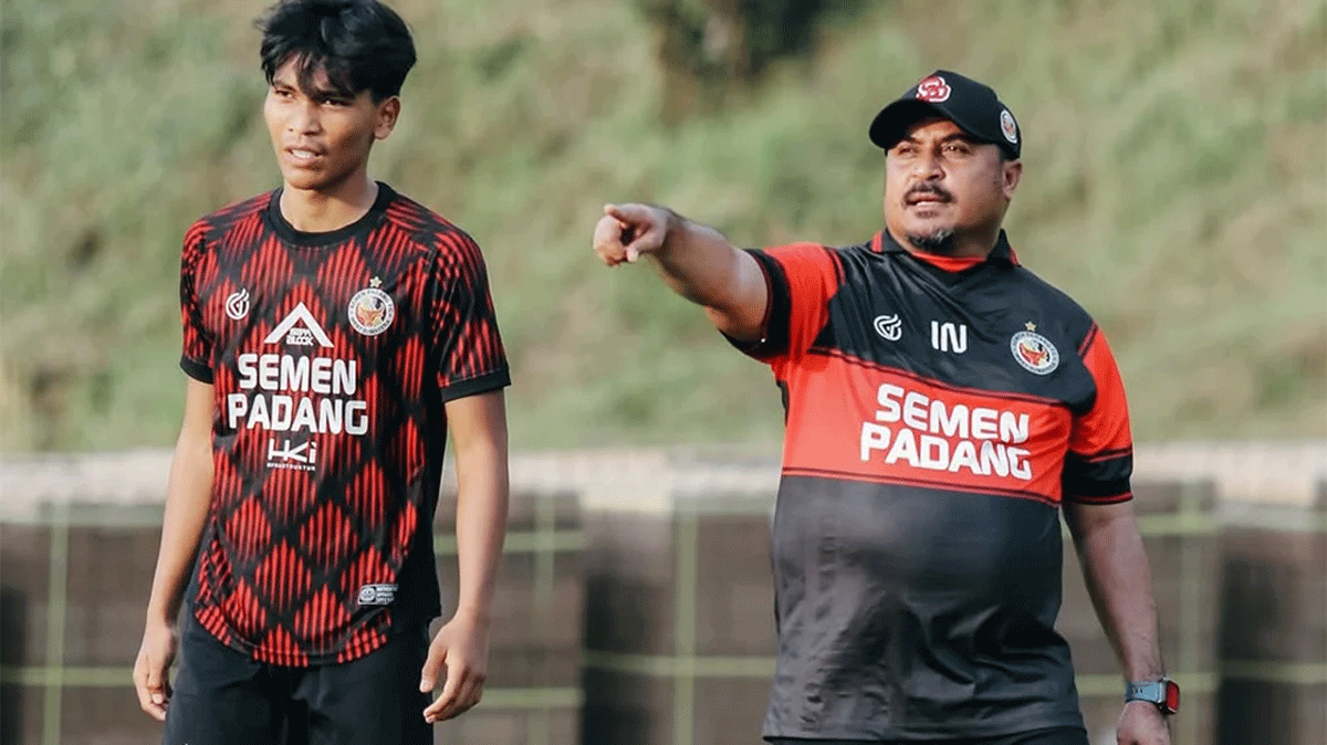 Pemain dan pelatih Semen Padang FC. (ileague.id0