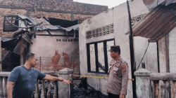 Petugas datangi rumah yang terbakar.