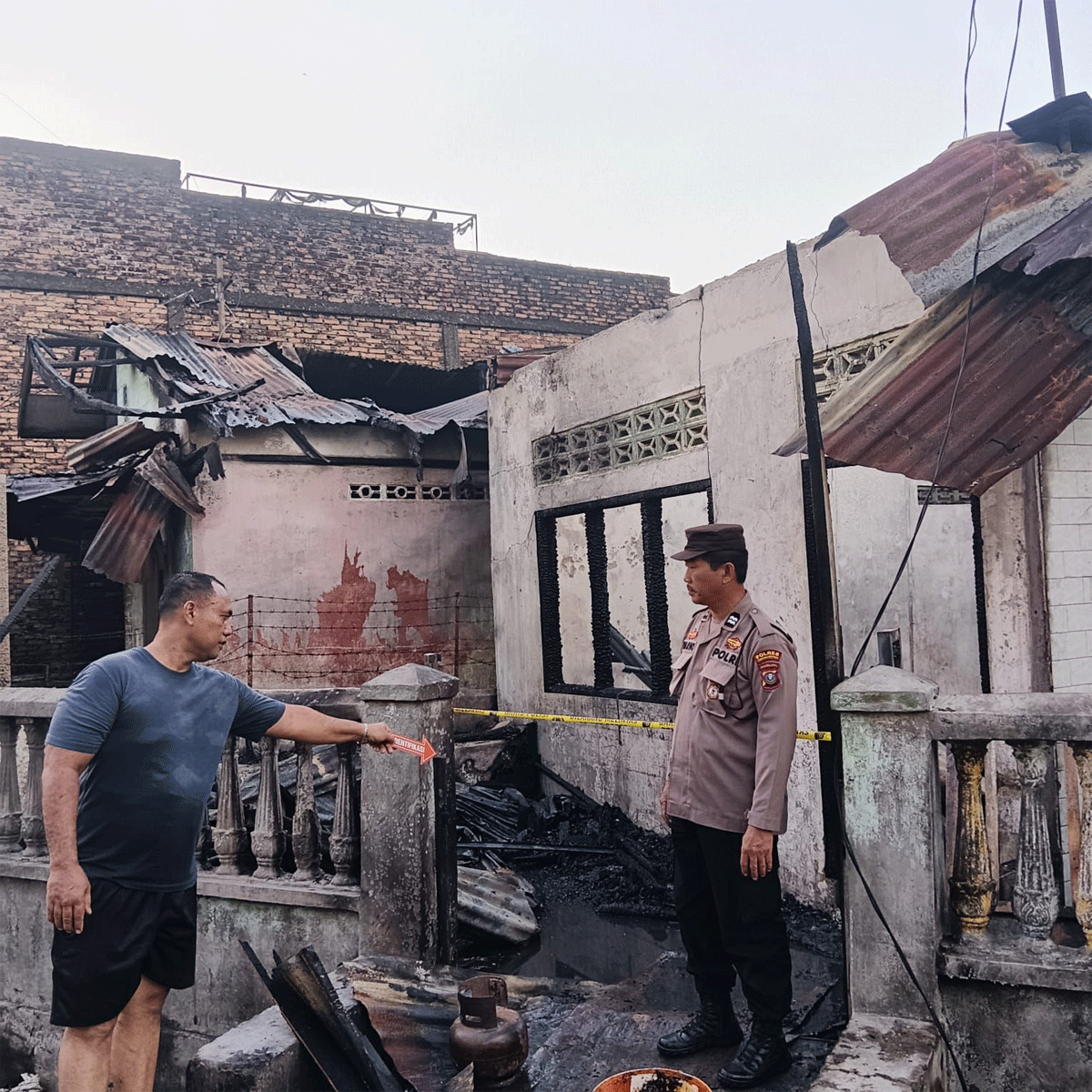 Petugas datangi rumah yang terbakar.