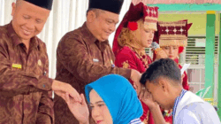 Kepala MAN 2 Solok Selatan, Al Mudaris bersama Kepala Kantor Kementerian Agama, Fitriyoni.