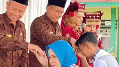 Kepala MAN 2 Solok Selatan, Al Mudaris bersama Kepala Kantor Kementerian Agama, Fitriyoni.