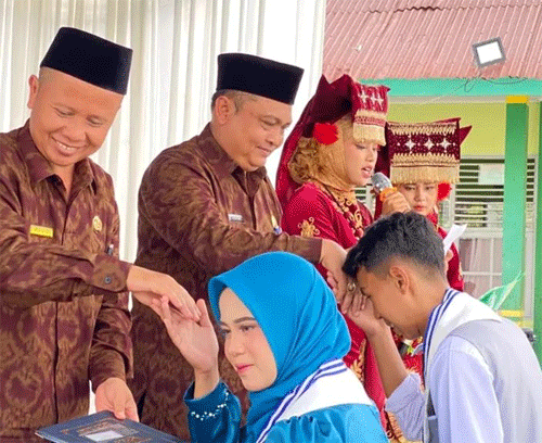 Kepala MAN 2 Solok Selatan, Al Mudaris bersama Kepala Kantor Kementerian Agama, Fitriyoni.