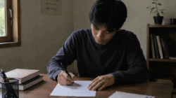 Ilustrasi warga menulis surat. (konten AI)