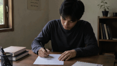 Ilustrasi warga menulis surat. (konten AI)