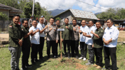 Foto bersama usai tanam pohon